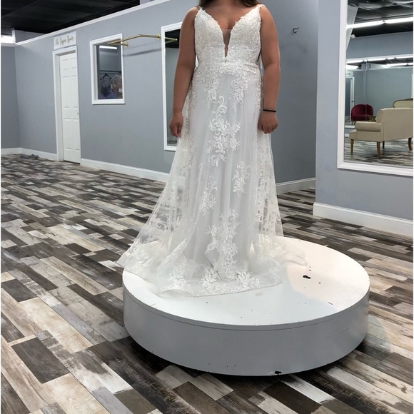 •BRAND NEW• Wedding Dress - Picture 2 of 6